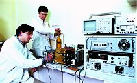  Os cientistas Janólio e Ett, da USP, trabalham na Electrocell, primeira célula combustível de hidrogênio do Brasil